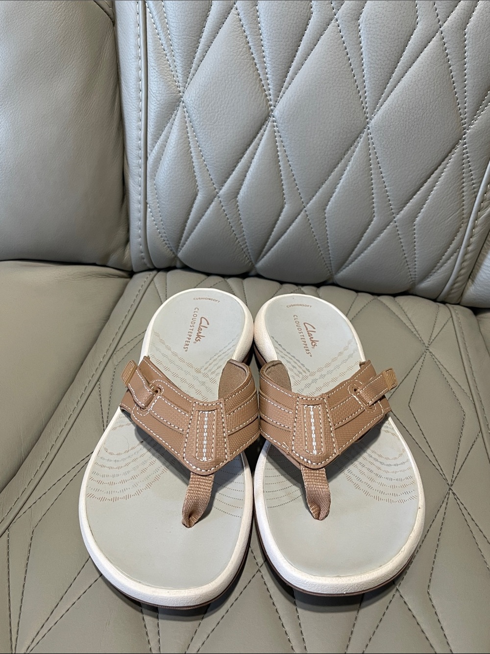 Clarks tan and white leather thong sandals - Picture 4 of 7